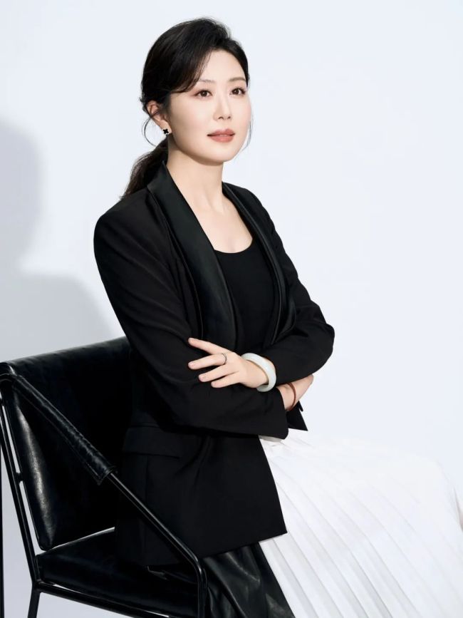 九游娱乐文化:张嫣格第十四届全国美展综合材料绘画展区作品:和合共生物性精神彰显当代文化气派(图1)