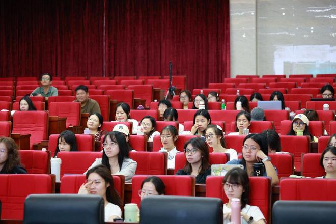 AI创想营高校行走进广外:让AI“听懂”语言生成影像表达(图5)