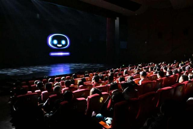 相声剧《越来越幸福》京城首演AI解锁“幸福新姿势”(图1)