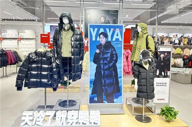 九游娱乐:瑞幸咖啡、安踏体育、鸭鸭羽绒服出海中国品牌如何打通跨文化传播路径(图1)